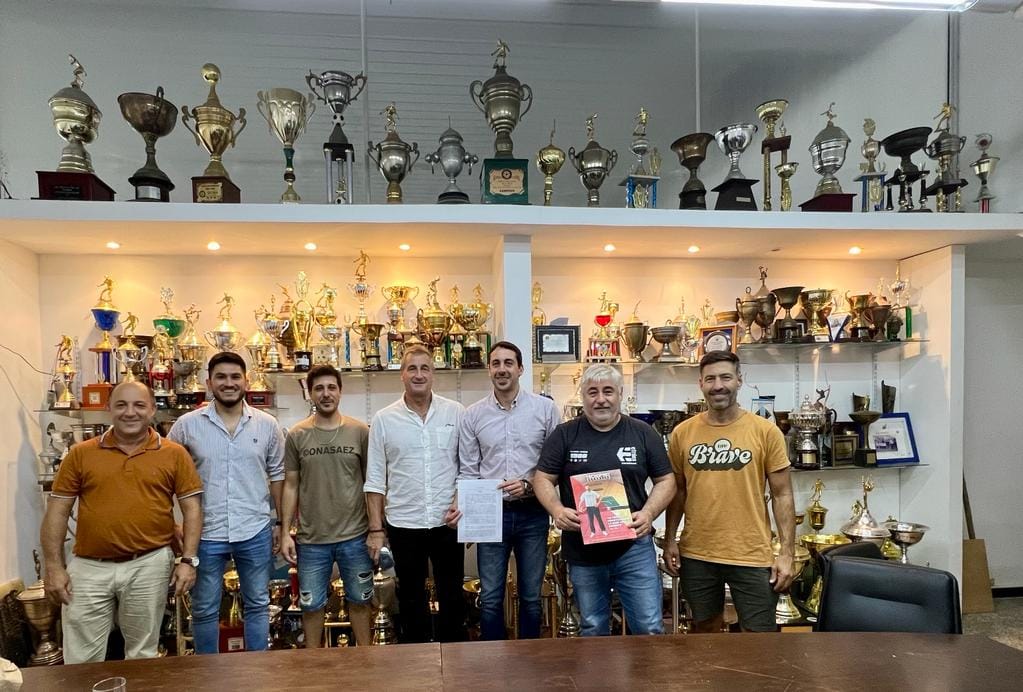 Argentino de Firmat firmó un convenio para la renovación del piso de la cancha de básquet