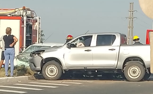 Accidente frontal entre camioneta y auto en cruce de rutas 8 y 90