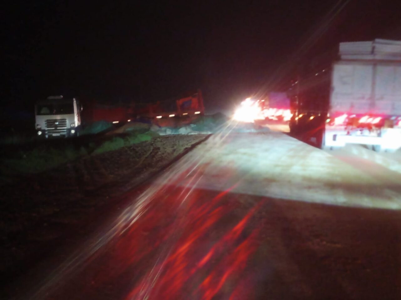 Aarón Castellanos: un camión con excremento volcó en Ruta 7