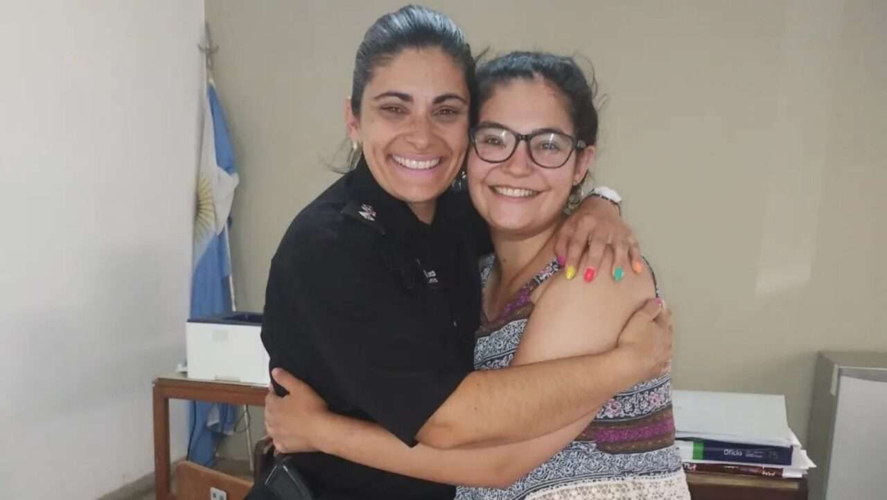 Emoción en Chovet: una policía pudo abrazar a la joven que le salvó la vida con RCP