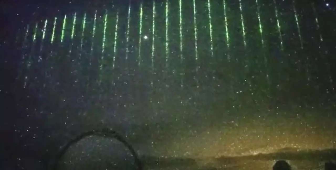 Video: misteriosos rayos láser espaciales iluminaron el cielo nocturno de Hawái