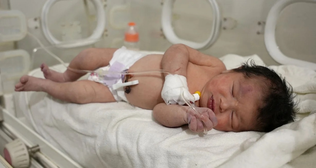 Milagro tras el sismo en Siria: rescataron a una bebé que nació bajo los escombros