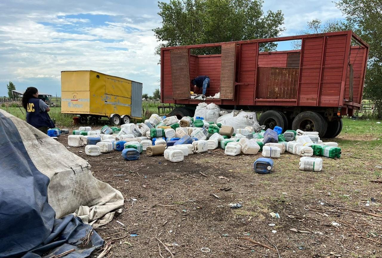 Allanamiento en Venado Tuerto: secuestraron más de 300 bidones de fitosanitarios