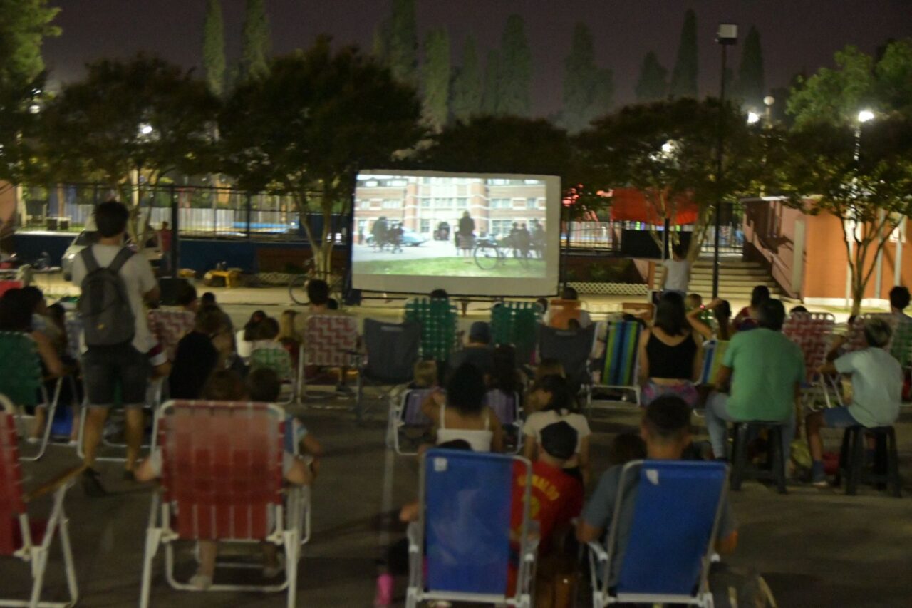 Exitosa primera jornada de “cine bajo las estrellas” 2023 en el Parque Municipal