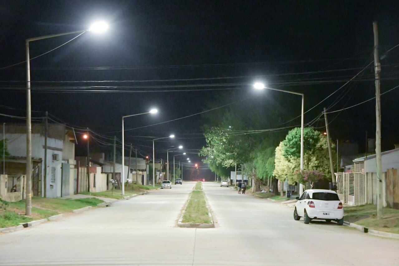 El intendente Chiarella dejó inauguradas las luces led de avenida Laprida