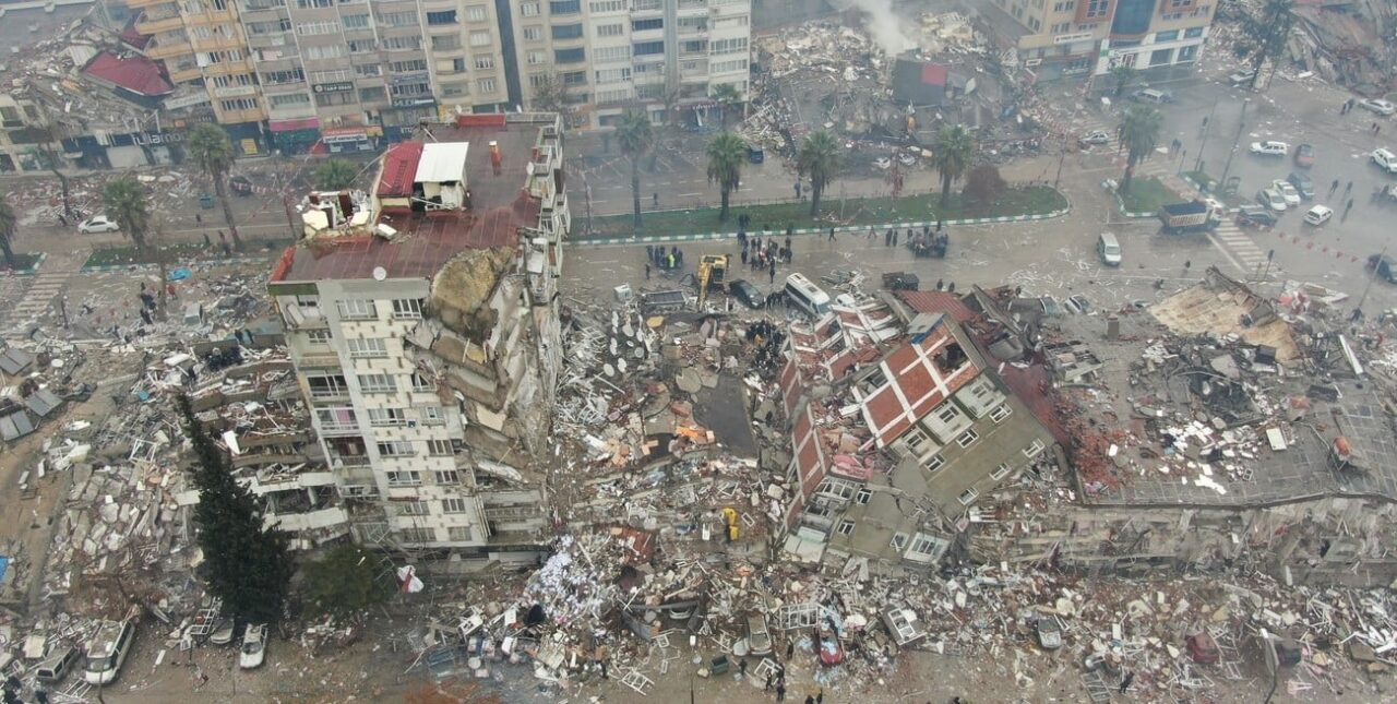 Ascienden a más de 3.600 los muertos y 13 mil los heridos tras el devastador terremoto en Turquía y Siria