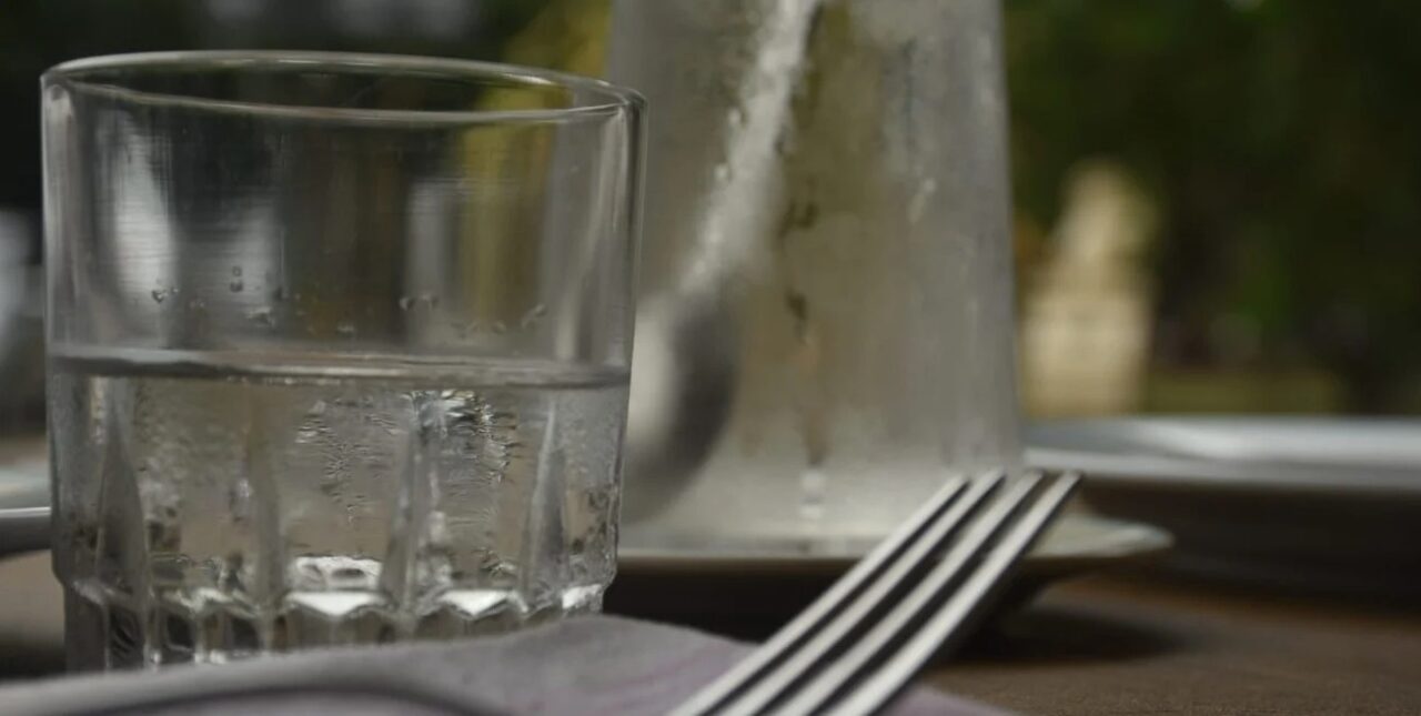 Insólito: le negaron un vaso de agua al autor de la Ley de Jarra