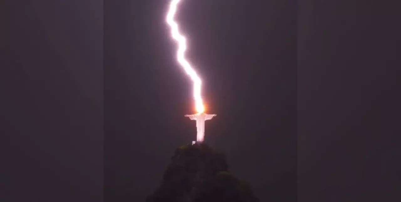 Espectacular imagen: el momento en que un rayo impacta sobre el Cristo Redentor de Rio de Janeiro