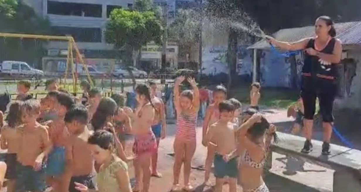 A la escuela en malla: en Rosario “manguerean” a los alumnos por el calor
