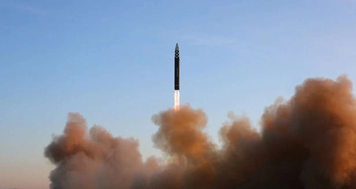 Impactante disparo de un misil balístico en Corea del Norte y el objetivo de disuadir una guerra