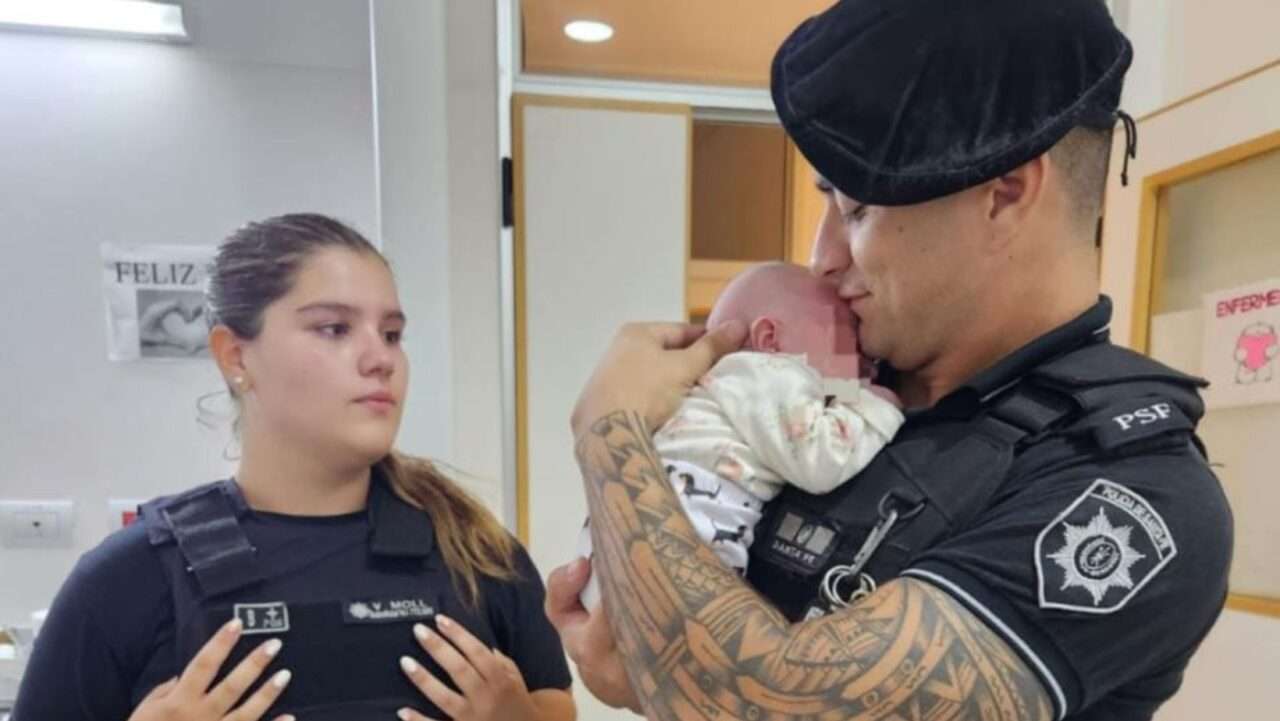 Héroes: policias venadenses salvaron a una bebé