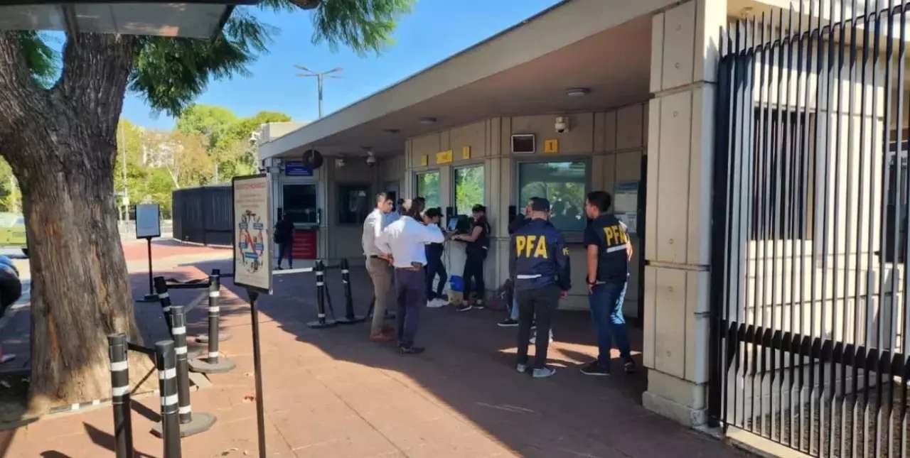 Evacuaron la embajada de los Estados Unidos por un objeto sospechoso