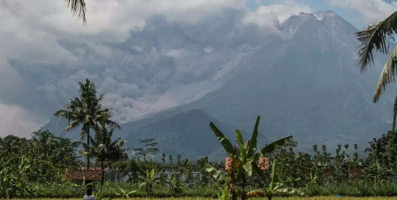 Indonesia: un volcán entró en erupción y cubrió de cenizas varios pueblos