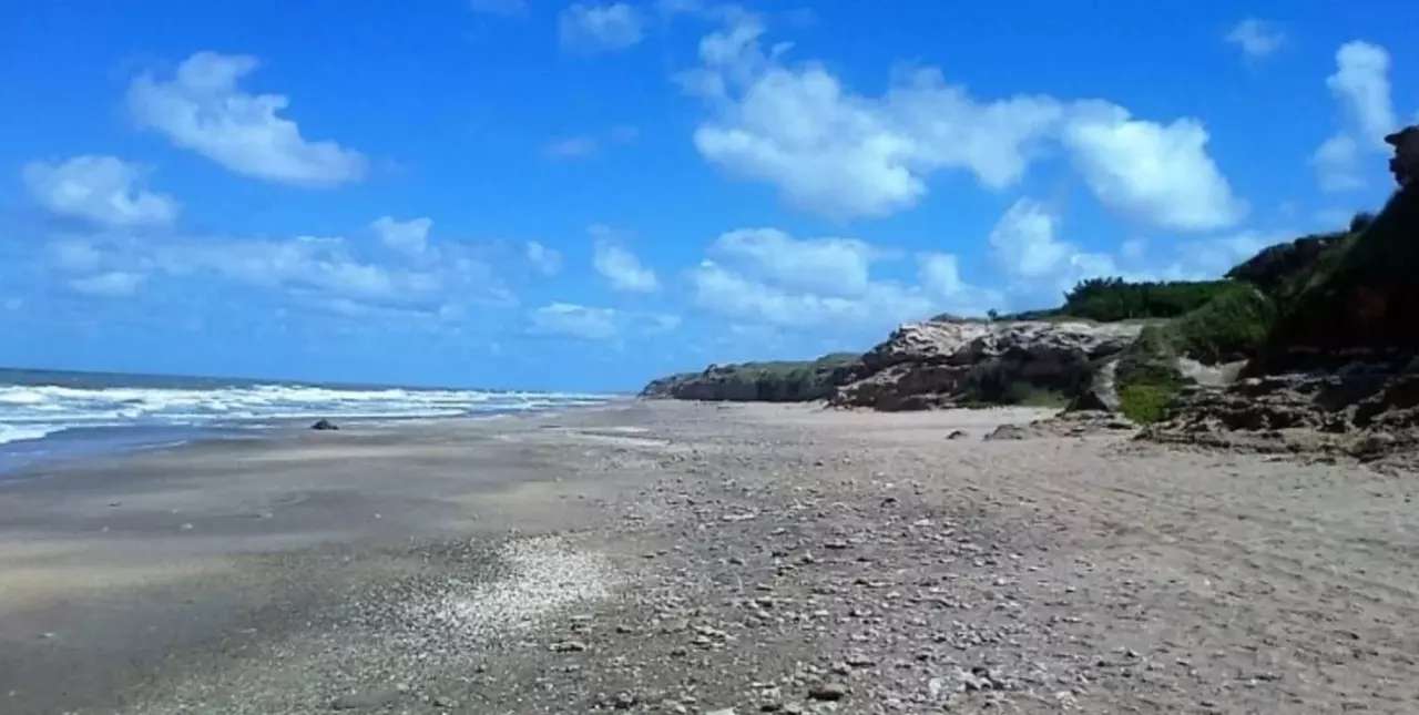 Horror y desconcierto en Miramar: hallan un cadáver sin cabeza, pies ni manos en la playa