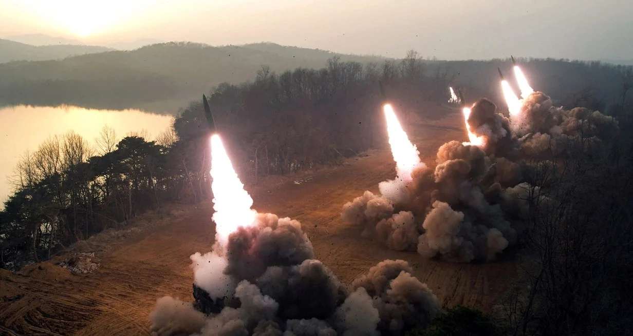 Kim Jong-un supervisó en Corea del Norte lanzamiento de misiles y maniobras de “guerra real”