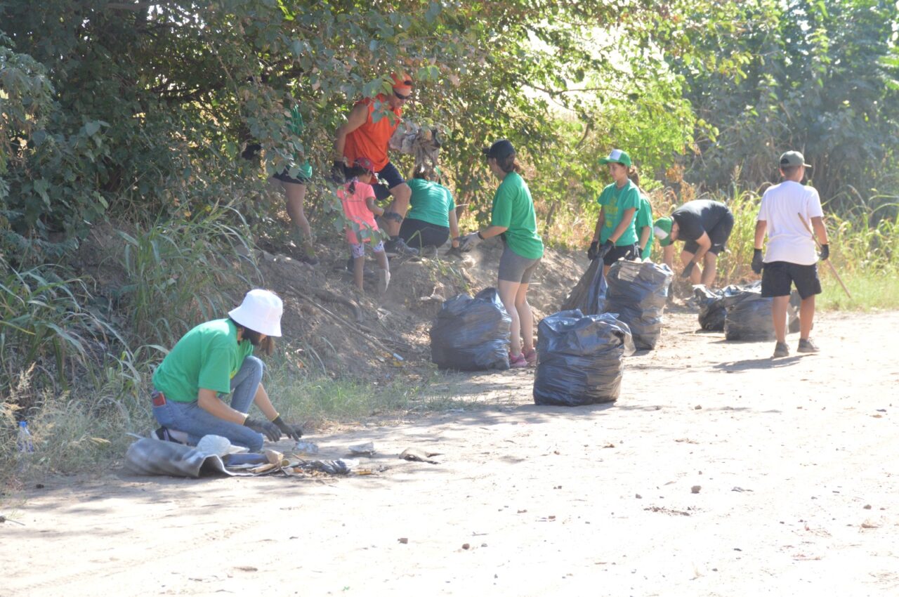 Venado Tuerto: vecinos y funcionarios caminaron calles de la ciudad recolectando residuos  