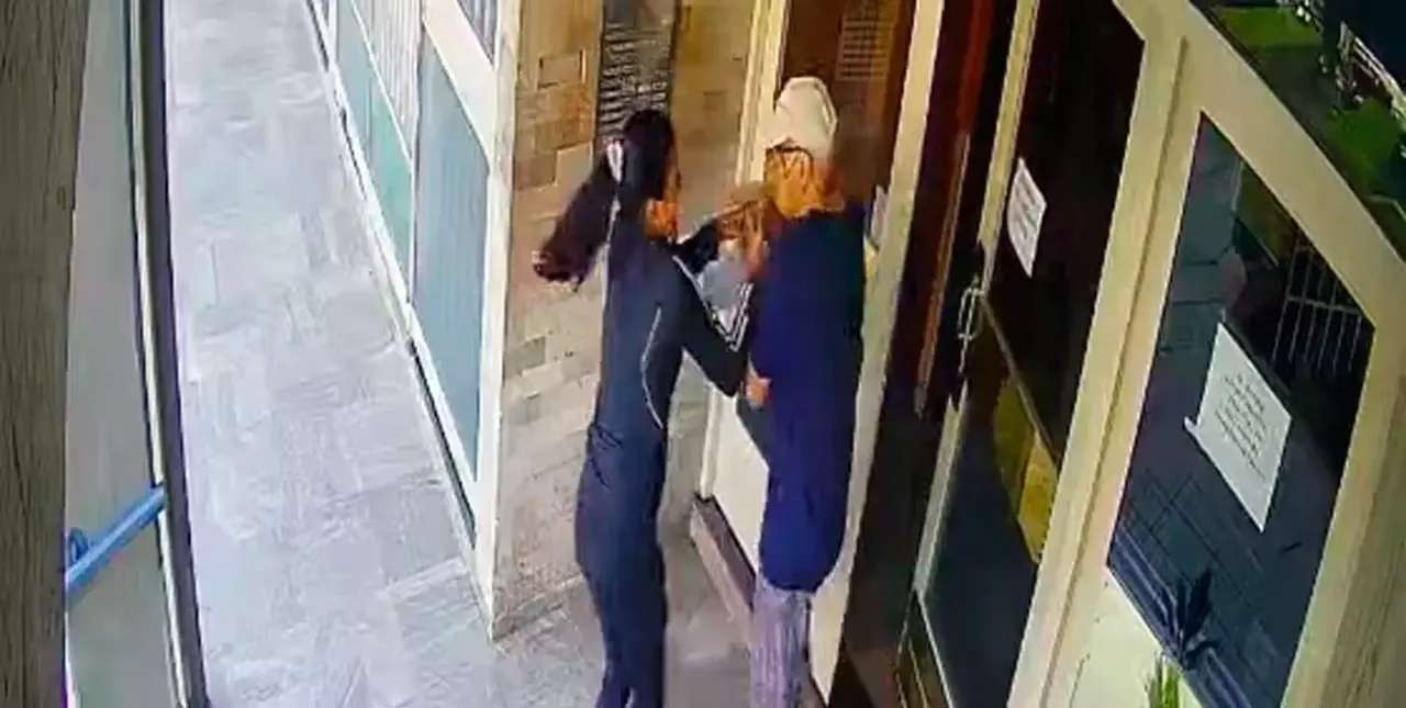 Video: Violento robo a un hombre mayor en la puerta de un edificio en Rosario