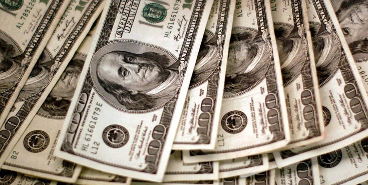 Récord: el dólar blue siguió en alza y superó los $500