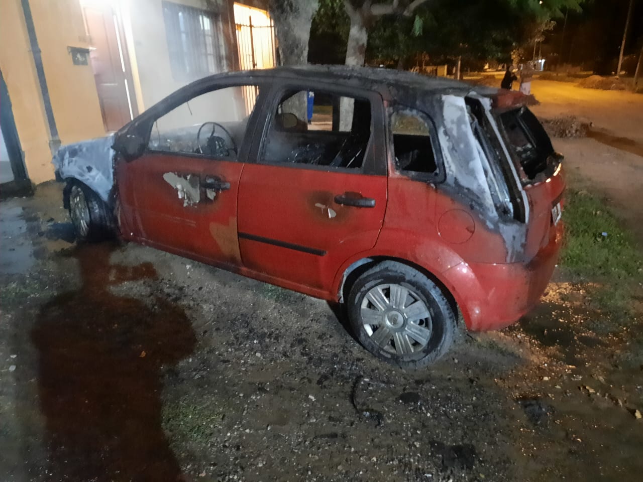 Venado Tuerto: dos autos incendiados en una vivienda de Basualdo al 300
