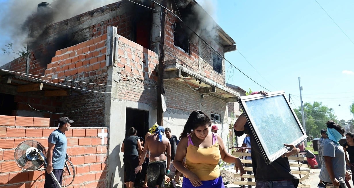 Rosario: luego del velorio del niño, vecinos saquearon y prendieron fuego la casa de un presunto narco