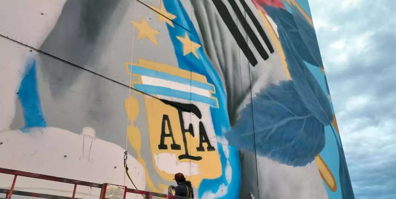 3 estrellas listas: el mural más grande para Messi toma forma y color