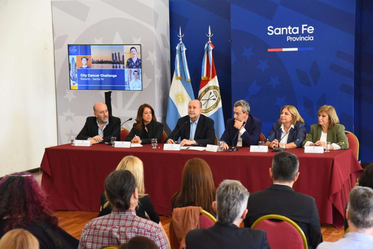 Perotti y Javkin firmaron un convenio para mejorar la atención oncológica en Rosario
