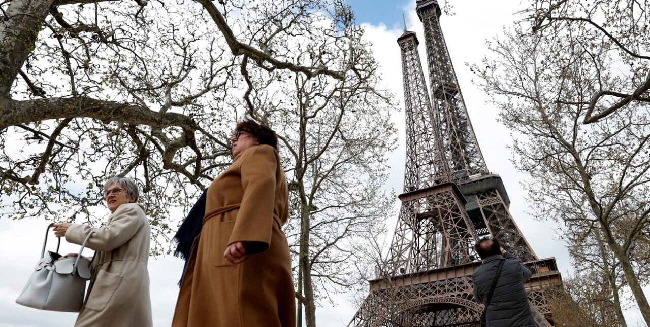 Sorpresa en París por la aparición de Eiffela, la “hija” de la Torre Eiffel
