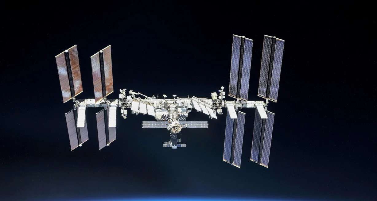Rusia da marcha atrás y seguirá en la Estación Espacial Internacional hasta 2028