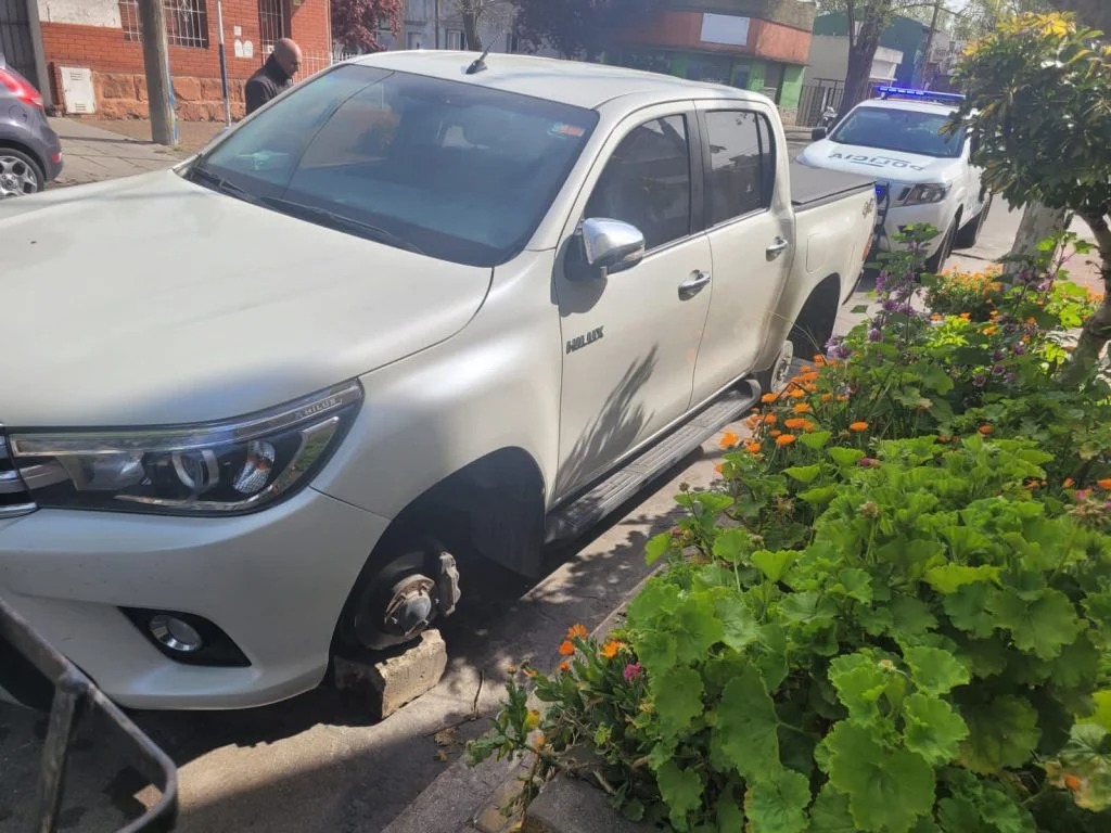 Venado Tuerto: roban tres neumáticos de una camioneta y 30.000 pesos