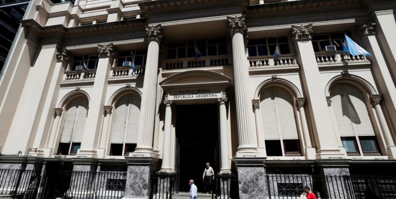 El Banco Central subió la tasa de plazos fijos a 81% en medio de la suba del dólar “blue”
