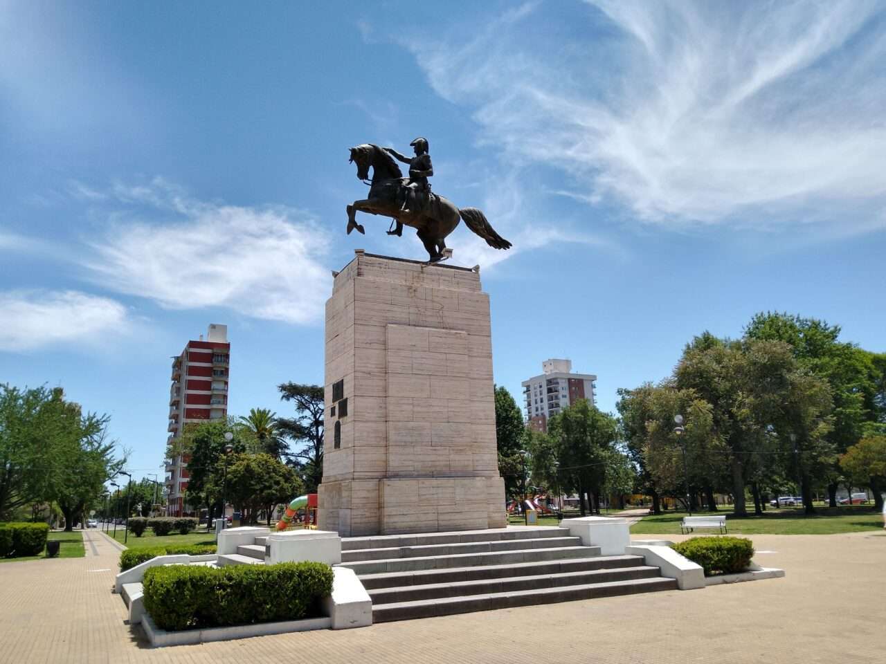 Nuevo hecho de vandalismo: rayaron el monumento central de la plaza San Martín 