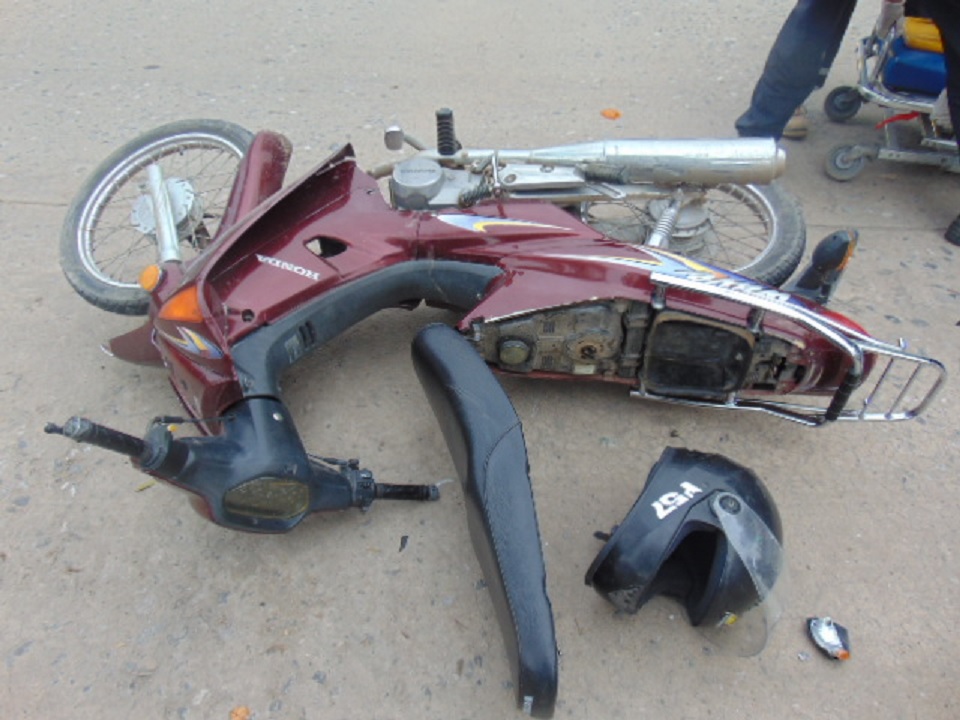 Venado Tuerto: joven lesionada al chocar en su moto contra un auto