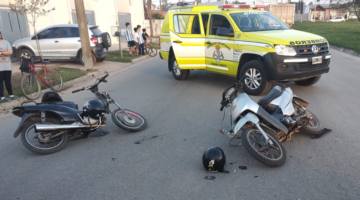 Dos motociclistas hospitalizadas al chocar en Cavanagh y Croacia