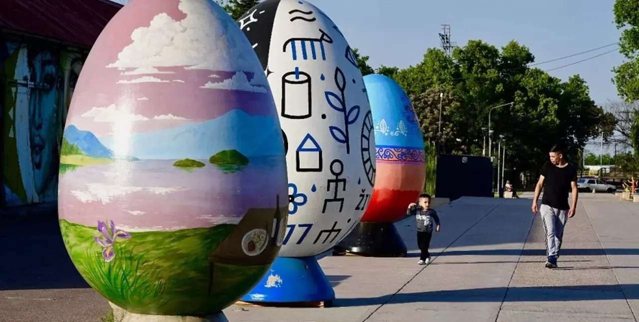 Artistas de San Lorenzo realizan intervención artística con “huevos de Pascua gigantes”