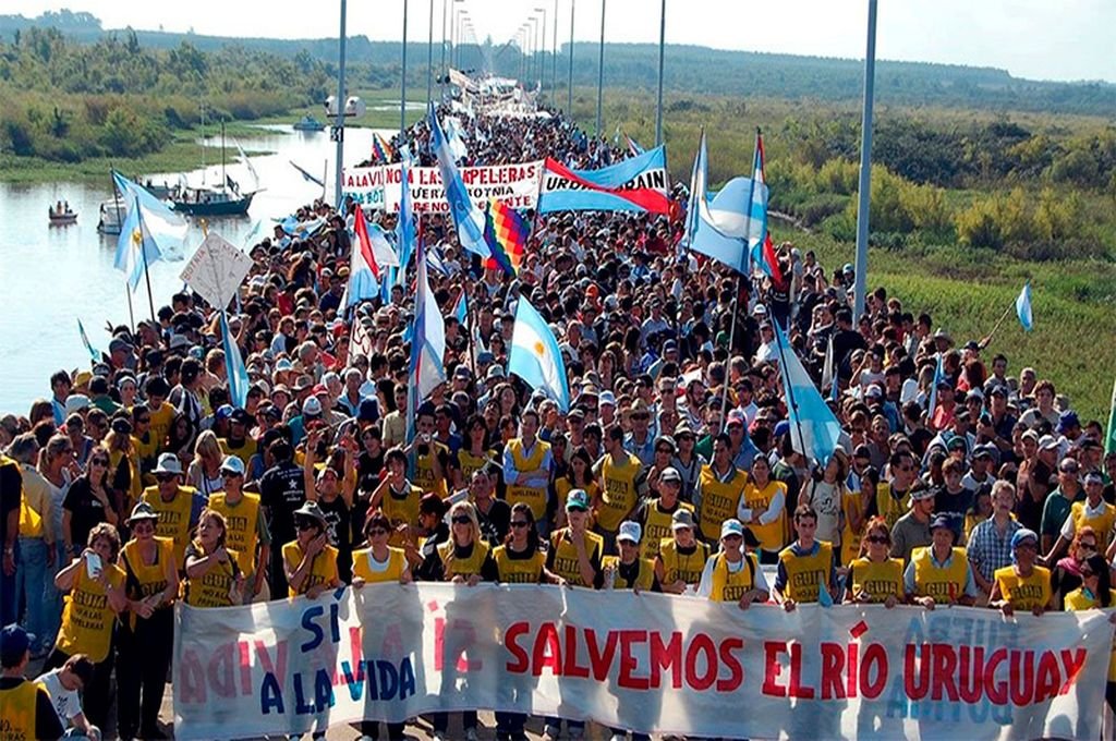 Vuelven a manifestarse contra la pastera en Gualeguaychú