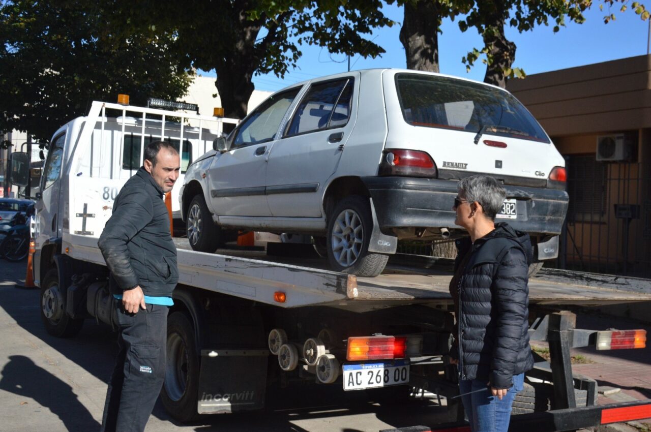 El gobierno venadense avanza en el retiro de vehículos abandonados en la calle