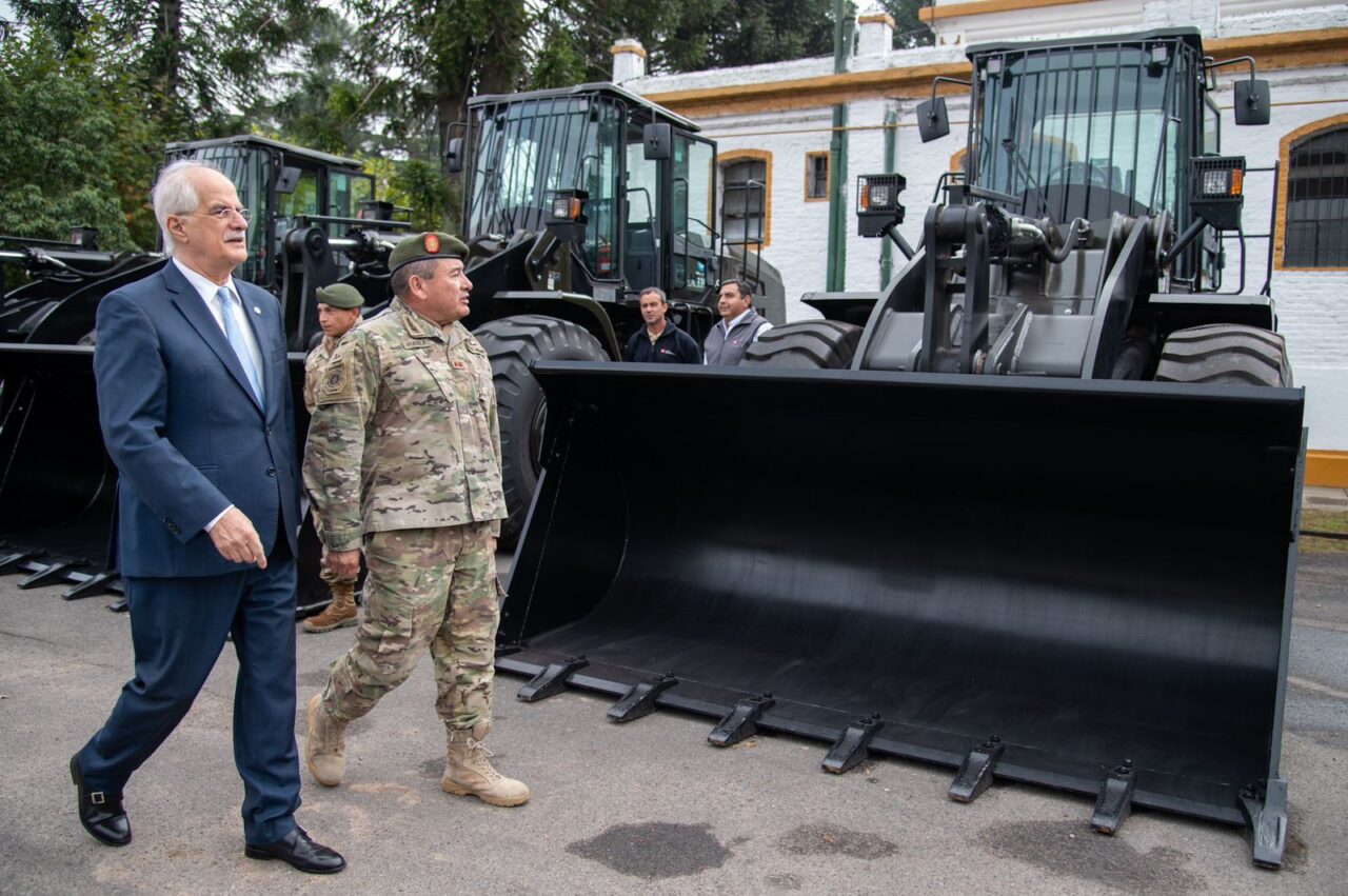 Desembarcaron vehículos militares en Santa Fe para trabajos de urbanización