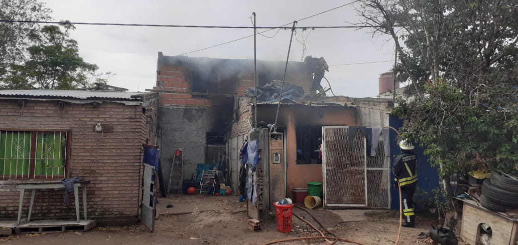 Incendio en una vivienda de Venado Tuerto: daños totales y dos personas hospitalizadas