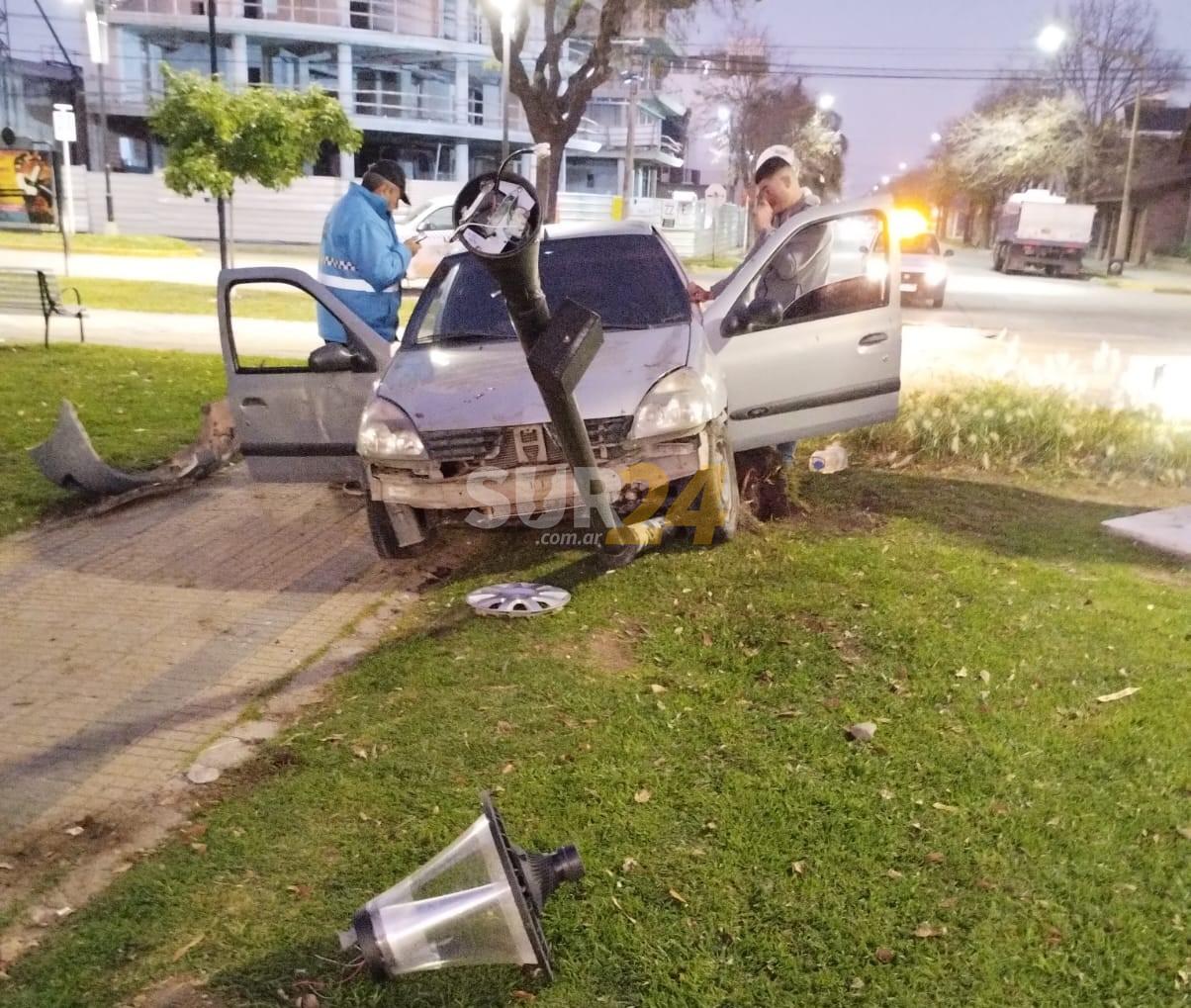 Conducía alcoholizado y terminó chocando con un farol en Plaza San Martín
