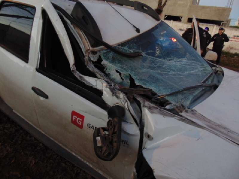 Una camioneta colisionó fuertemente contra un camión estacionado en Venado Tuerto