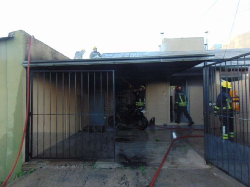Venado Tuerto: se incendió una moto y tomó fuego parte de un domicilio