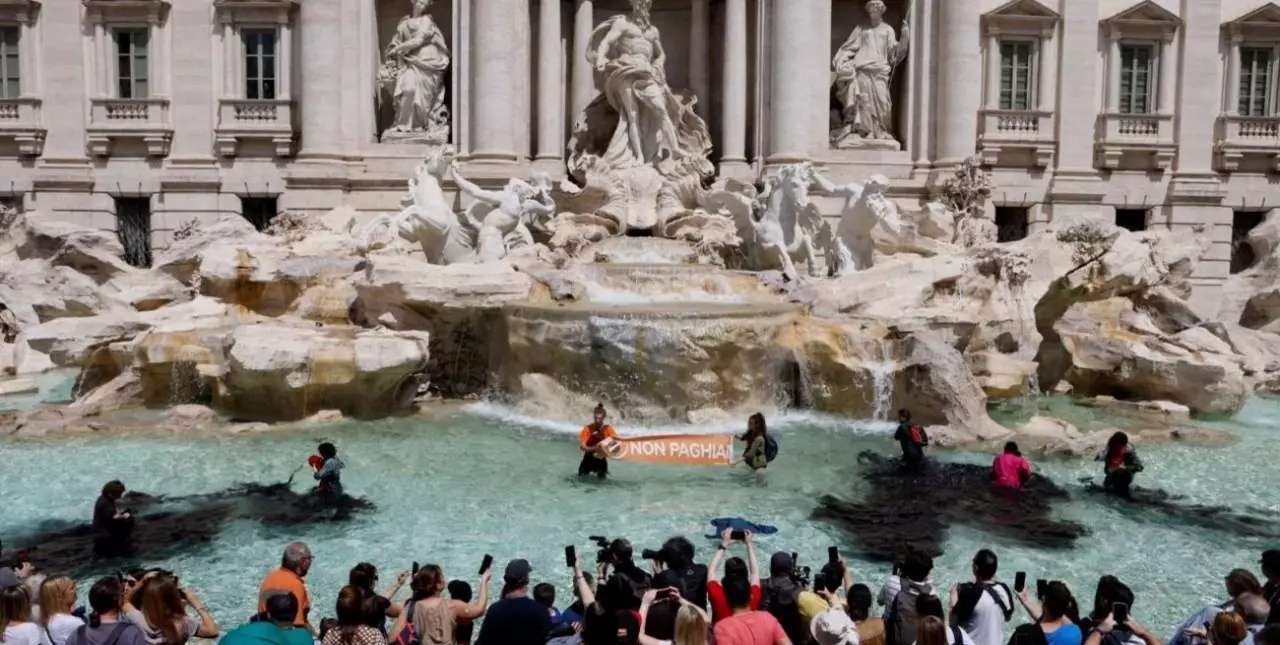 Ambientalistas tiñeron de negro la Fontana di Trevi en reclamo por el cambio climático