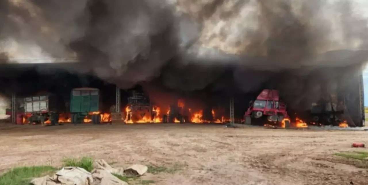 Brutal incendio destruyó un galpón con tractores, maquinarias y un camión en Los Juríes