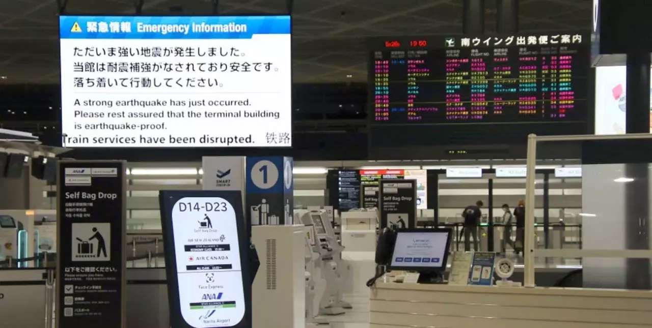 Un fuerte sismo en Japón hizo temblar edificios y paralizó el servicio de trenes