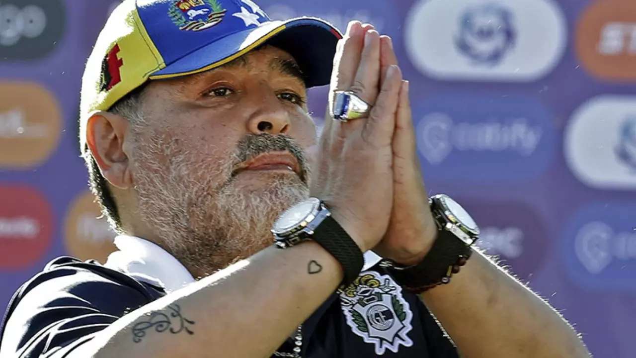 Hackearon las redes de Diego Maradona y realizaron extraños posteos