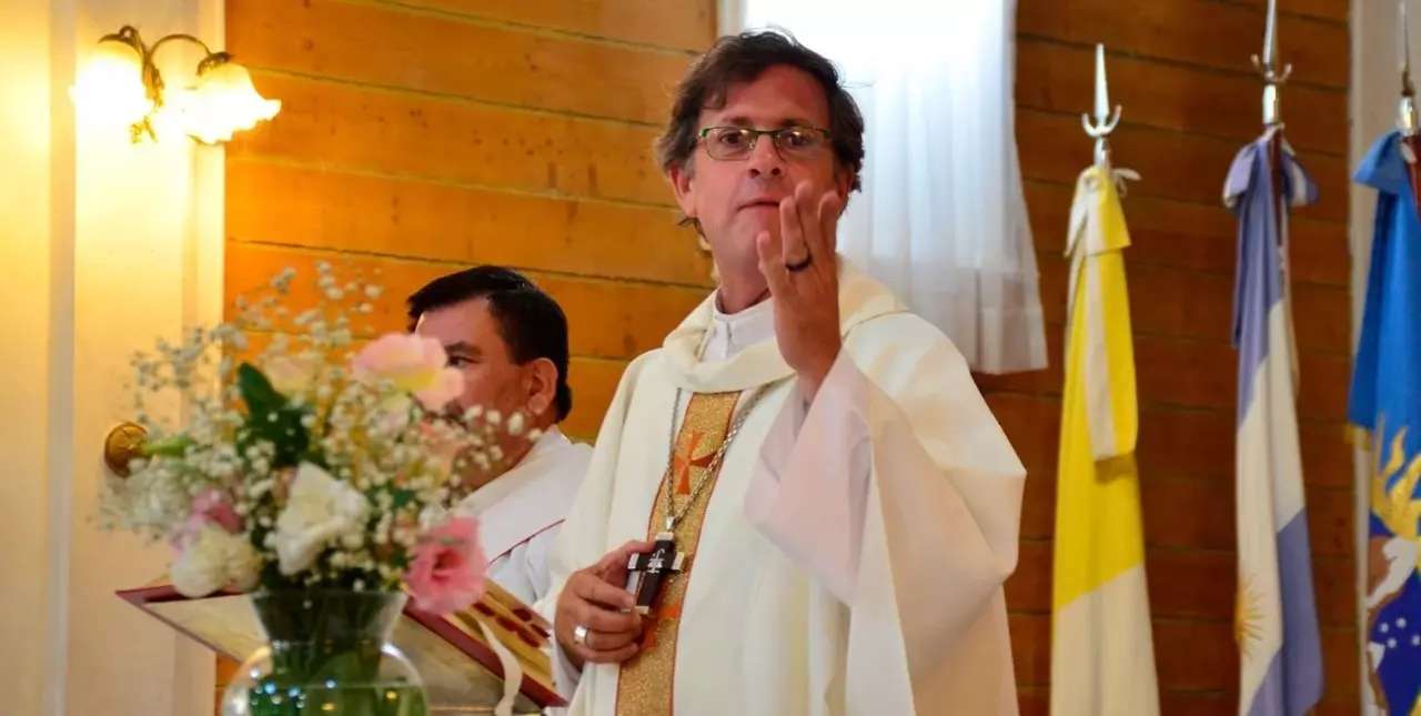 El “cura villero” que fue designado por el papa Francisco como nuevo arzobispo de Buenos Aires