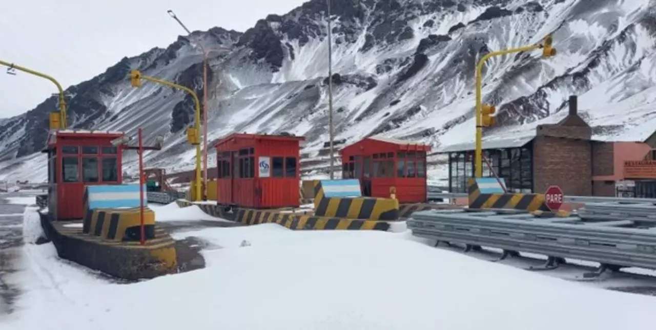 Más de mil camiones varados en el Paso Cristo Redentor de Mendoza por las intensas nevadas