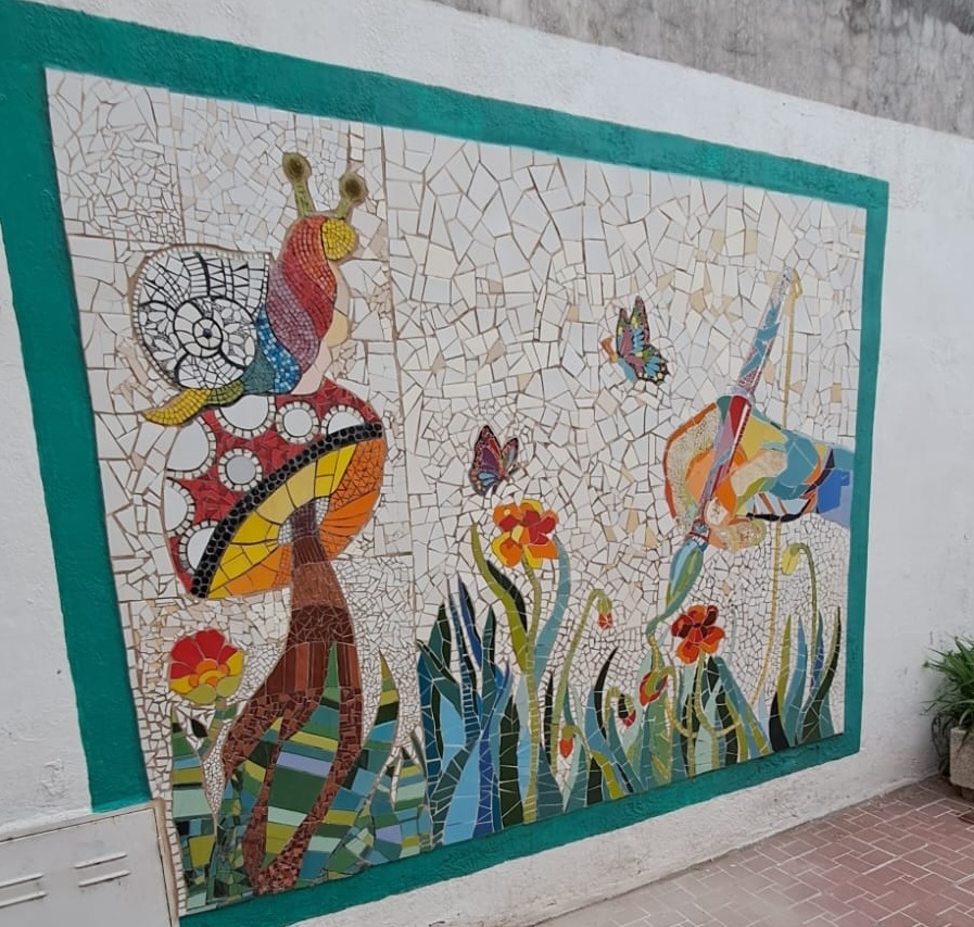 Gran mural en mosaico, un obsequio a las paredes del Taller “Creaciones”