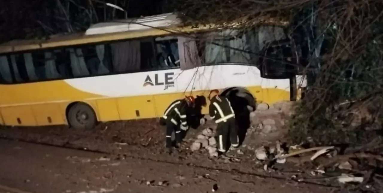 Salta: un fallecido y al menos 20 heridos tras chocar un colectivo