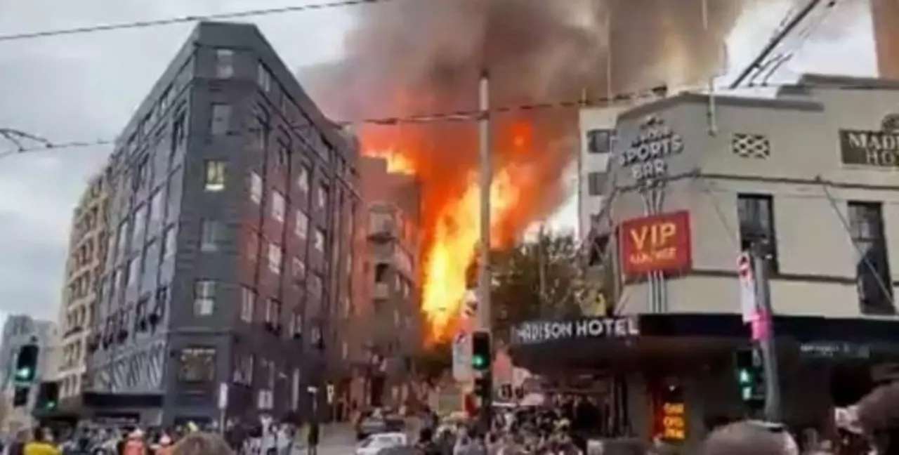 Video: dramático incendio y derrumbe en un edificio de siete plantas en Sídney